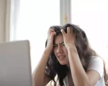 Korban aplikasi pinjaman online mengalami kerugian finansial dan risiko keamanan akibat praktik penipuan yang dilakukan.