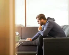 Resiko jika tidak bayar pinjaman online dapat mencakup denda, penurunan skor kredit, dan tindakan hukum yang mungkin diambil.