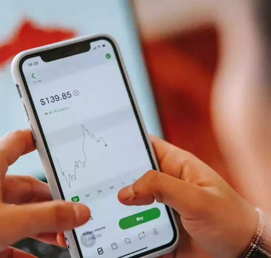 Cara main Metatrader 5 melibatkan pemilihan aset, penentuan ukuran posisi, penerapan analisis teknikal, dan eksekusi order sesuai strategi trading yang digunakan.