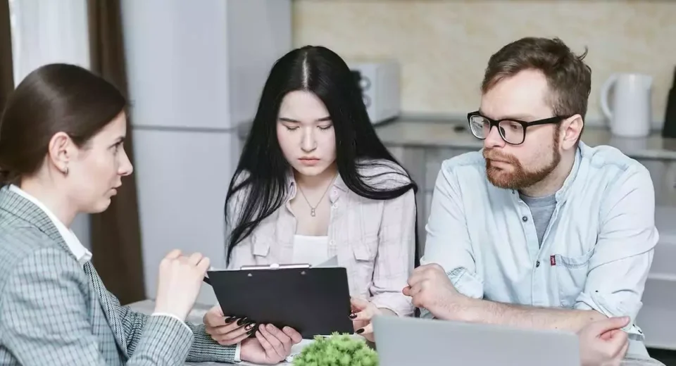 Cara mengatasi hutang pinjaman online secara efektif melibatkan analisis keuangan, konsolidasi hutang, dan rundingan dengan pemberi pinjaman.