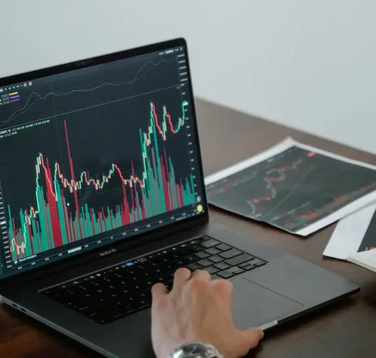 Psikologi trading mencakup keputusan transaksi yang dipengaruhi oleh aspek mental, pemikiran, dan perilaku.