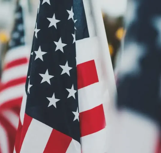 Dolar AS melemah, Euro dan Pound menguat: Analisis dinamika mata uang global di akhir 2023. Temukan dampaknya pada pasar keuangan.