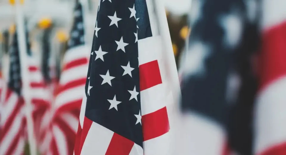 Dolar AS melemah, Euro dan Pound menguat: Analisis dinamika mata uang global di akhir 2023. Temukan dampaknya pada pasar keuangan.