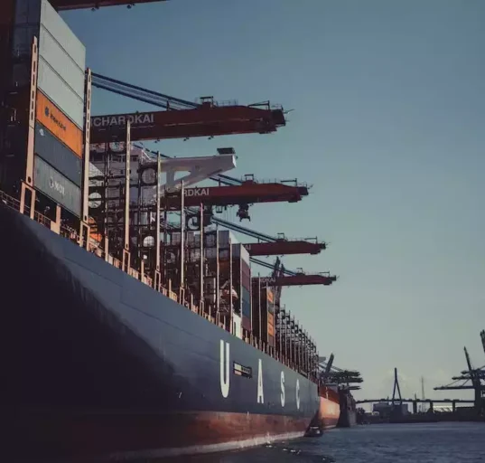 Artikel mendalam mengupas esensi dan manfaat perdagangan internasional, menerangi peran krusialnya dalam pertumbuhan ekonomi dan sinergi global.