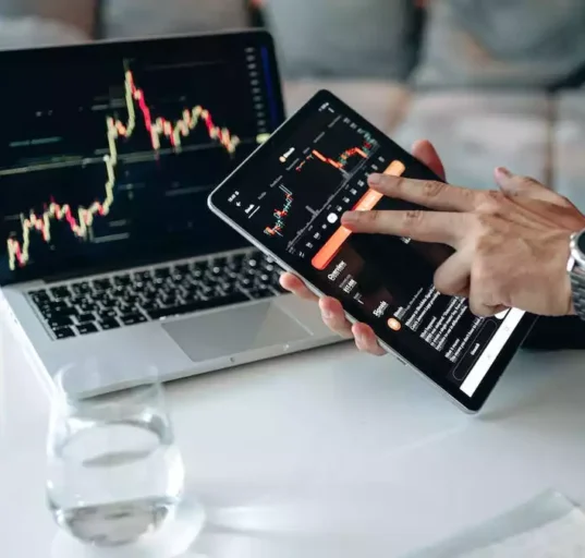 "Seorang investor mempertimbangkan broker dengan cermat, mencari keamanan dan kepercayaan. Pilih Broker Aman dan Terpercaya untuk Sukses dalam Dunia Trading."