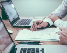 Temukan 8 tips belajar trading saham dari nol: strategi, manajemen risiko, dan kesuksesan finansial. Mulai perjalanan trading saham dengan cerdas.