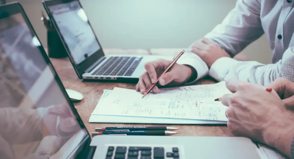 Temukan 8 tips belajar trading saham dari nol: strategi, manajemen risiko, dan kesuksesan finansial. Mulai perjalanan trading saham dengan cerdas.