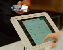 Telusuri dampak revolusioner CBDC terhadap transaksi global: efisiensi, inklusivitas, dan tantangan yang harus diatasi untuk masa depan keuangan digital.