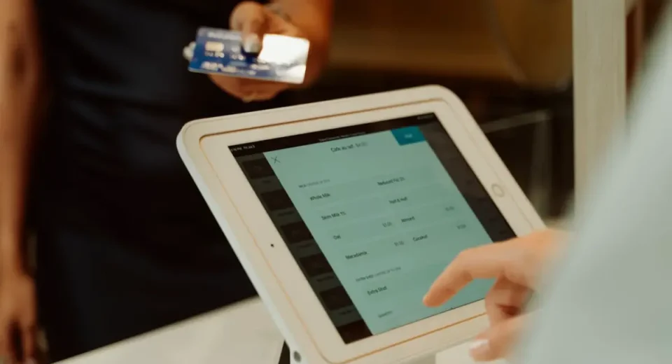 Telusuri dampak revolusioner CBDC terhadap transaksi global: efisiensi, inklusivitas, dan tantangan yang harus diatasi untuk masa depan keuangan digital.