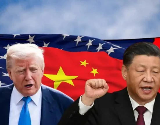 Trump menuding China langgar perjanjian dagang, memicu gejolak pasar global dan kekhawatiran eskalasi perang dagang baru.