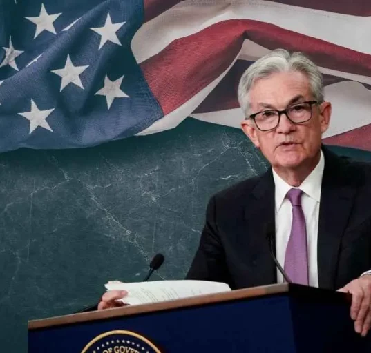 The Fed hadapi dilema suku bunga akibat tarif dan inflasi yang membayangi, risalah rapat terbaru ungkap kekhawatiran mendalam.