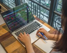 Strategi compounding profit harian forex terbukti efektif untuk tumbuhkan akun cepat dan konsisten. Pelajari cara mudahnya di sini!