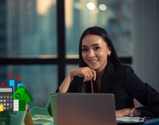 Yuk pahami pentingnya literasi keuangan perempuan agar kamu bisa mandiri, bebas utang, dan lebih cerdas dalam mengatur uang setiap hari.