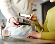 Temukan 7 alasan sistem pembayaran nontunai Indonesia semakin populer dan cara memaksimalkan transaksi digital dengan mudah untuk kita semua.