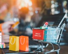 Lihat bagaimana perkembangan dompet digital Indonesia mengubah cara bayar kita dan tingkatkan pengelolaan keuangan dengan mudah dan aman.