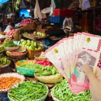 Dampak positif redenominasi rupiah mencakup transaksi lebih efisien, stabilitas ekonomi meningkat, dan kepercayaan pasar yang makin kuat.