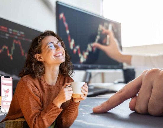 Temukan tips bahagia jadi trader agar kamu bisa menikmati proses trading dengan tenang, fokus, dan penuh makna setiap hari.