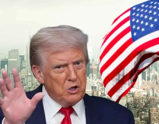 Trump Ancam Kanada dengan tarif 100% jika dekat China, memicu ketegangan dagang dan kekhawatiran industri Amerika Utara besar.