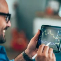 Pelajari **trading emas dengan akun cent di HFM** untuk pemula, lengkap strategi, manajemen risiko, dan tips profit aman setiap hari.